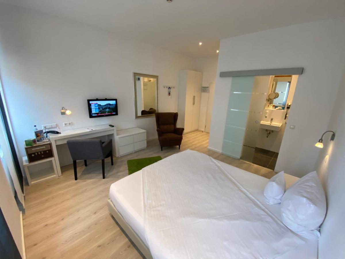 Hotel Barbarossa Karlsruhe Stadtmitte ภายนอก รูปภาพ