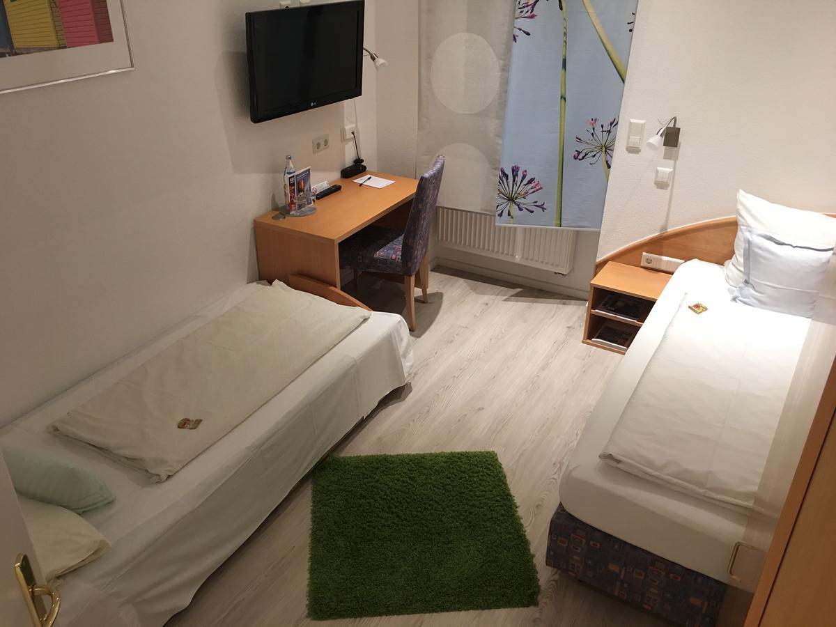 Hotel Barbarossa Karlsruhe Stadtmitte ภายนอก รูปภาพ